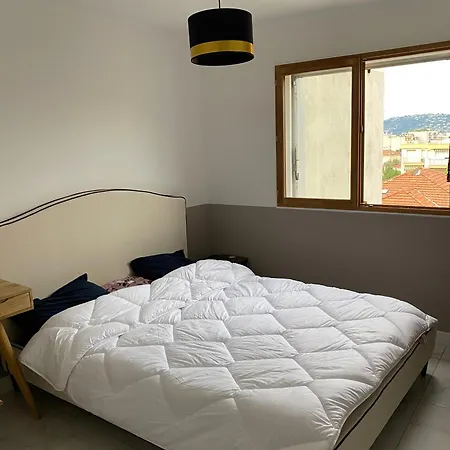Chamant T3 Avec Terrasse Au Coeur D'antibes A 10min A Pieds De La Mer דירה *
